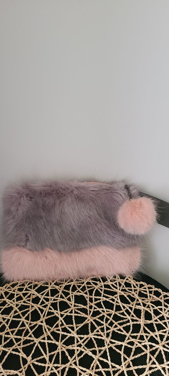 Pochette à pompon en fausse fourrure Helen Moore