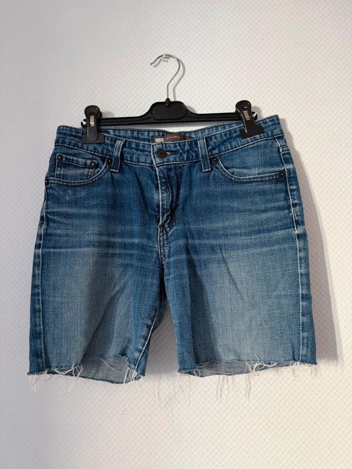 Short bleu en très bon état taille 38 Levi ´s