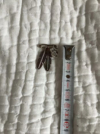 Broche à breloques amérindiennes en métal argenté