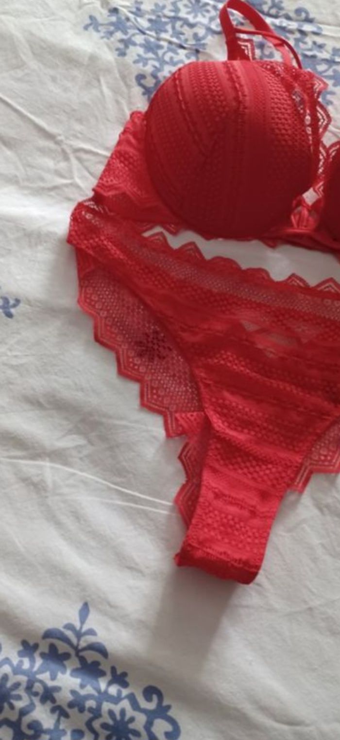 Très joli ensemble lingerie femme haut  95C Bas M - photo numéro 2