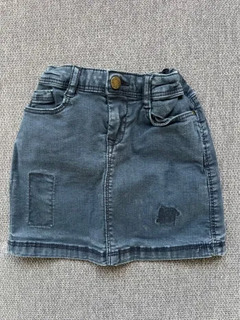 Jupe en jean tape à l’œil