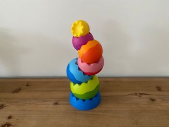 Jouet empilable la pyramide d'oeufs Tobbles Neo Fat Brain 