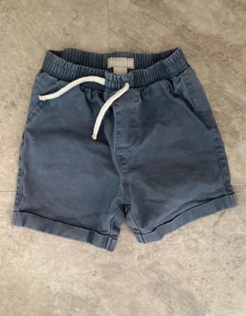 Short primark taille 24 / 36 mois en très bon état