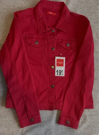 Veste en jean rouge