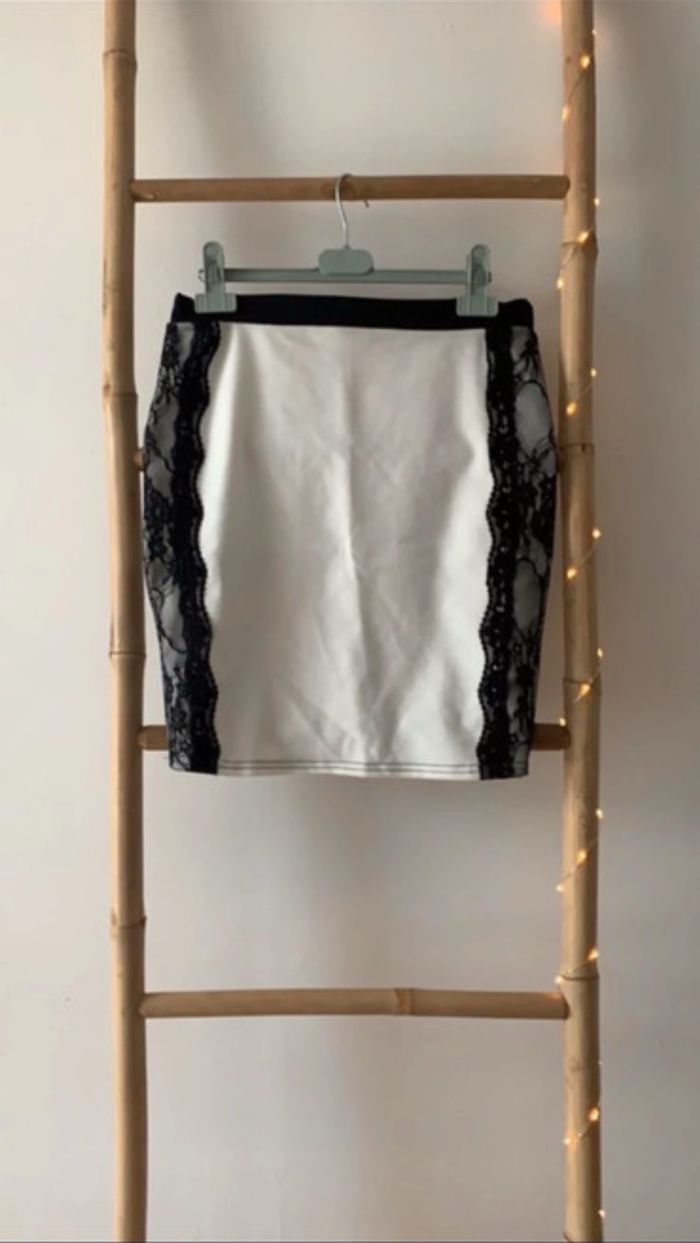 Jupe blanche avec dentelle noire