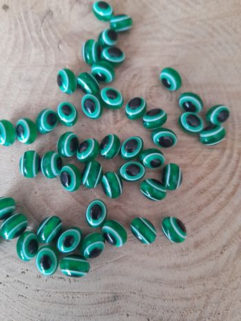 Lot de perles œil vert