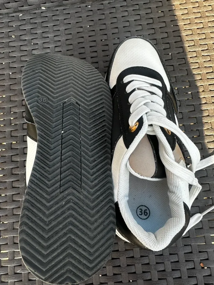 Baskets noires et blanches plateforme - taille 36 - photo numéro 3