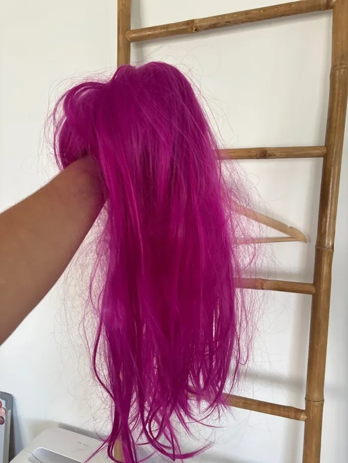 Perruque rose avec frange - photo numéro 3