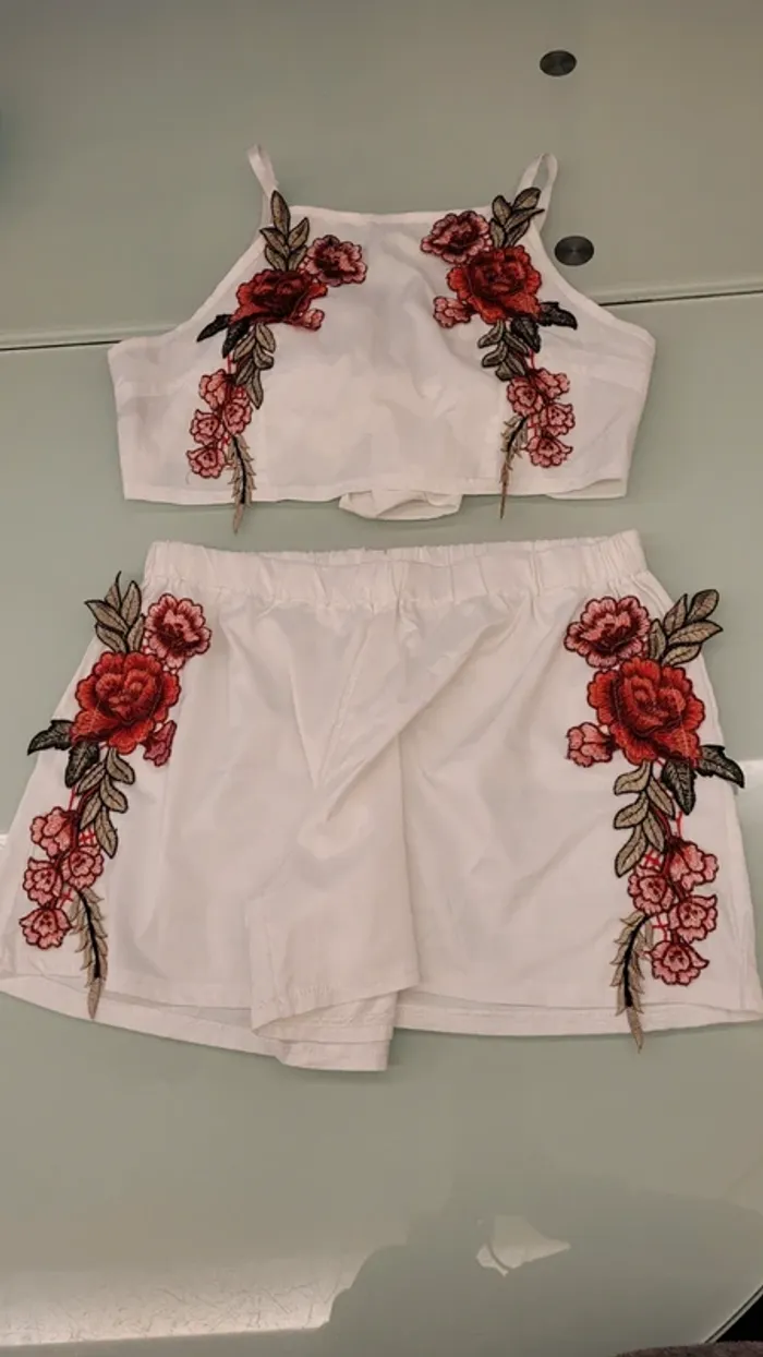 Ensemble short et crop top broderies fleurs