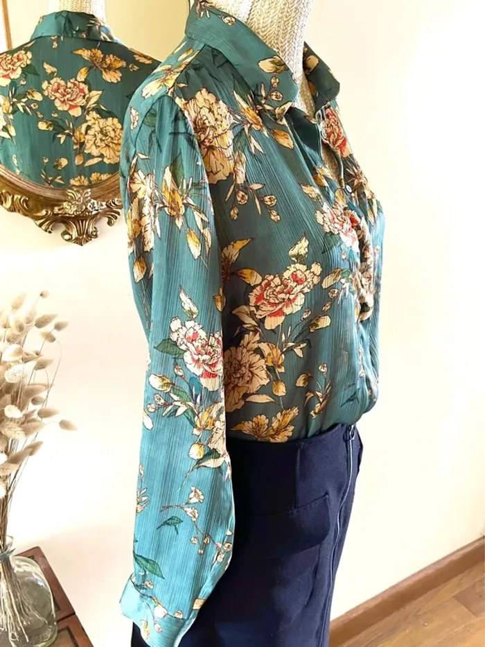 Sublime blouse chemise manche longue à boutonnage fluide motif floral Zara - photo numéro 3