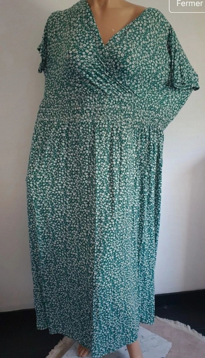 Robe magique neuve taille unique Convient jusqu au 52 - photo numéro 3