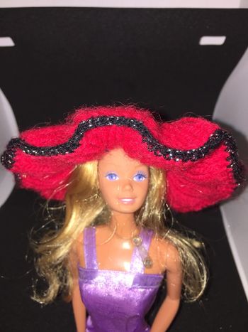 Vintage chapeau rouge en laine pour poupée
