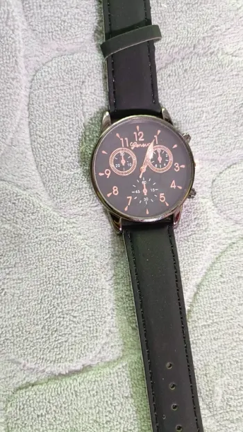 Montre homme noir et doré neuve