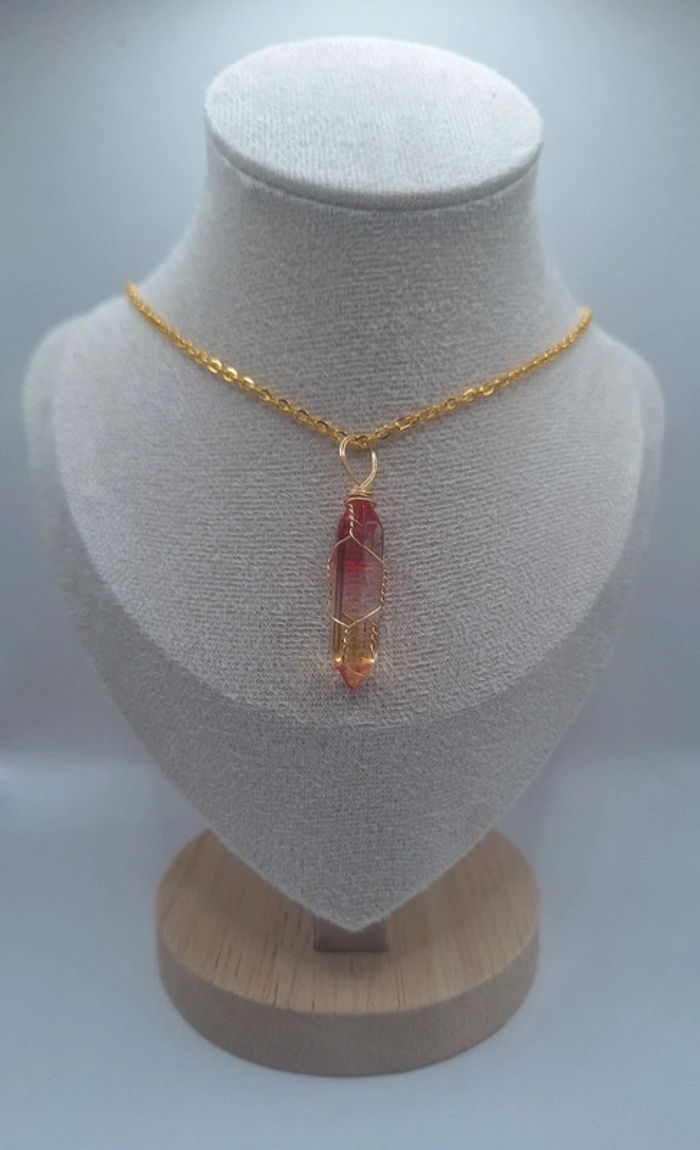 Collier pierre entourée de fil de fer