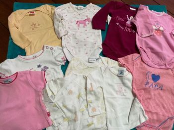 lot 6 bodies bodys   taille 3 mois et 4 maillots   mots d enfants kiabi et autres tbe