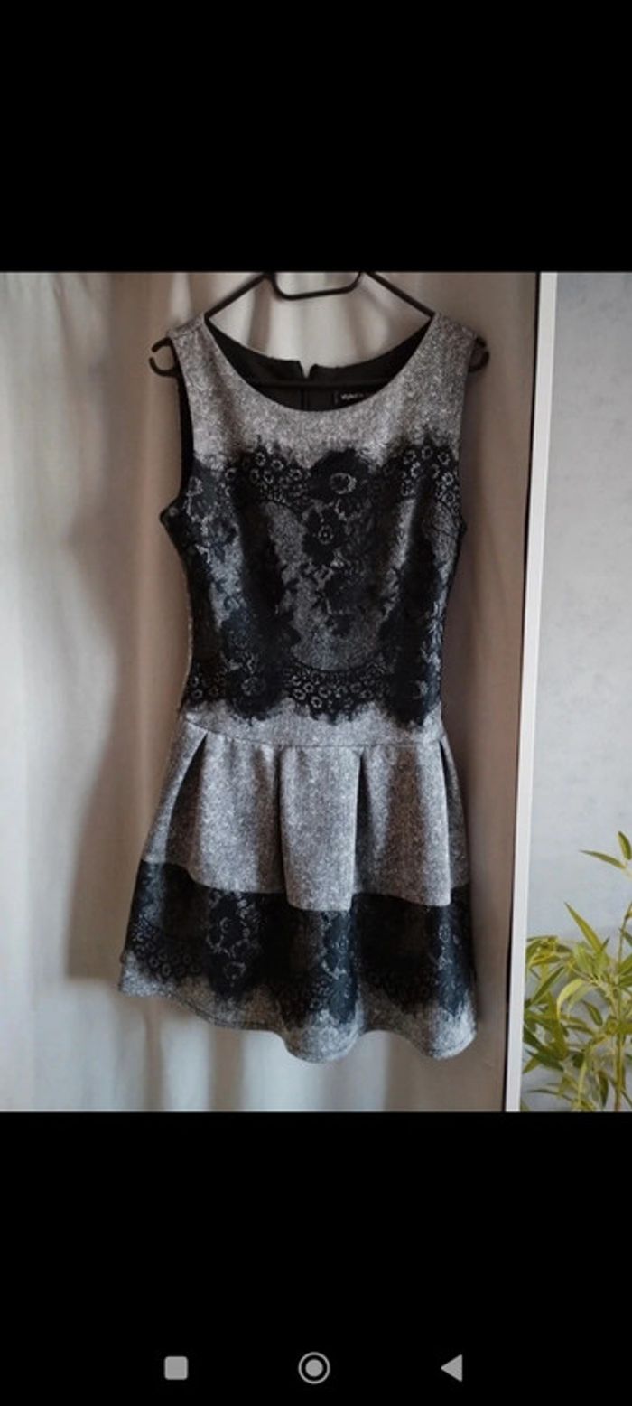 Belle robe avec détail à dentelle