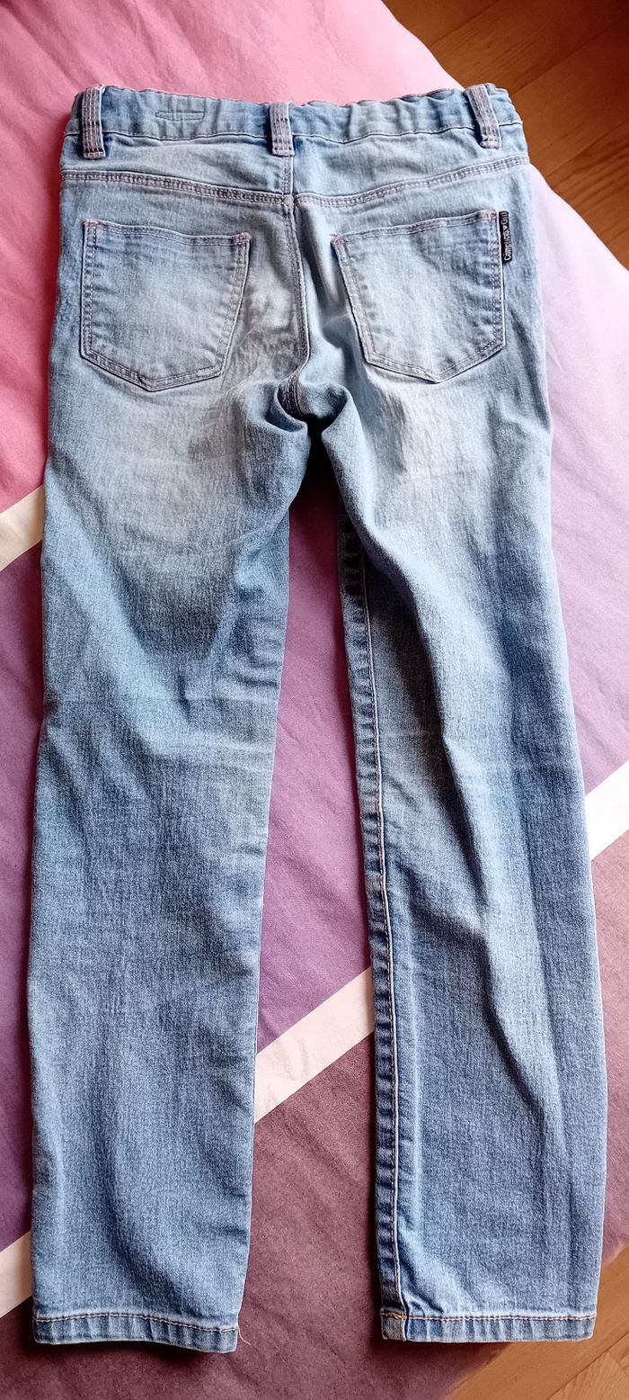 Jean avec petites déco roses. - photo numéro 2