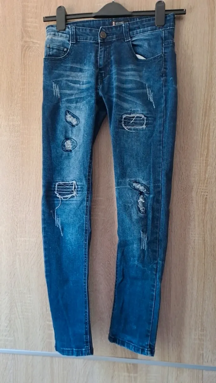 Jeans effet délavé déchiré