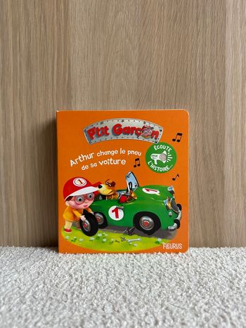 Livre Arthur change le pneu de sa voiture
