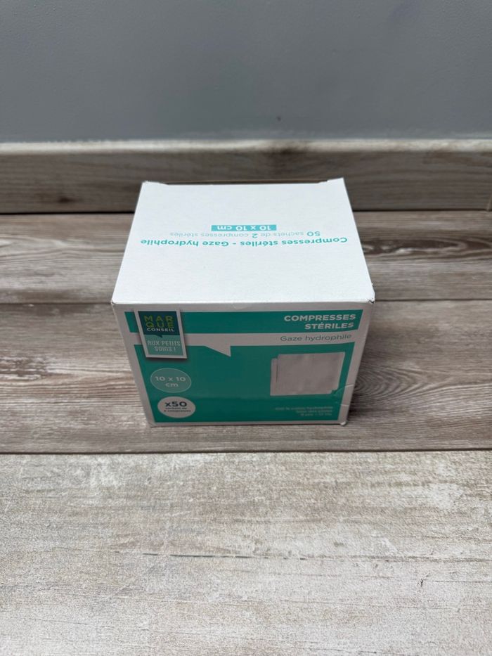 Compresse stérile 10 x 10 cm.
