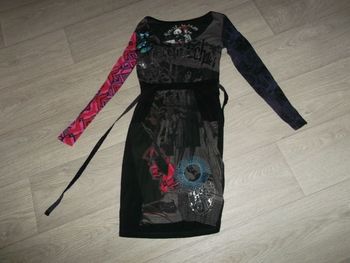 Robe DESIGUAL fond noir et multicolore, papillons, sequins taille S TBE