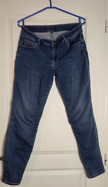 Superbe jean Toxik3 bleu délavé, coupe slim stretch qui épouse parfaitement la silhouette 🤍
Une coupe moderne, taille haute et matière extensible ultra confortable — un vrai indispensable du dressing 👌

💎 Détails :

Marque : Toxik3 – Fits My Life

Coloris