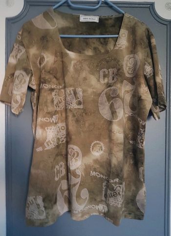 Tee shirt a motifs kaki manches courtes