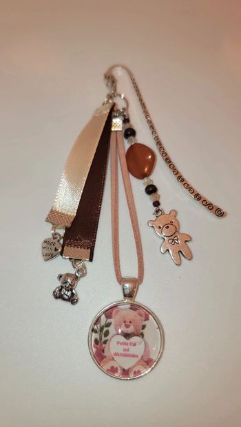 Cadeau petite fille, bijoux de sac ou marque page " petite fille qui dechire"