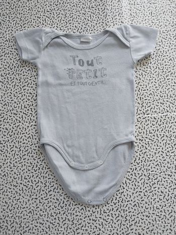 Body gris bébé 6 mois  "Tout petit et tout gentil" Mots d’enfants