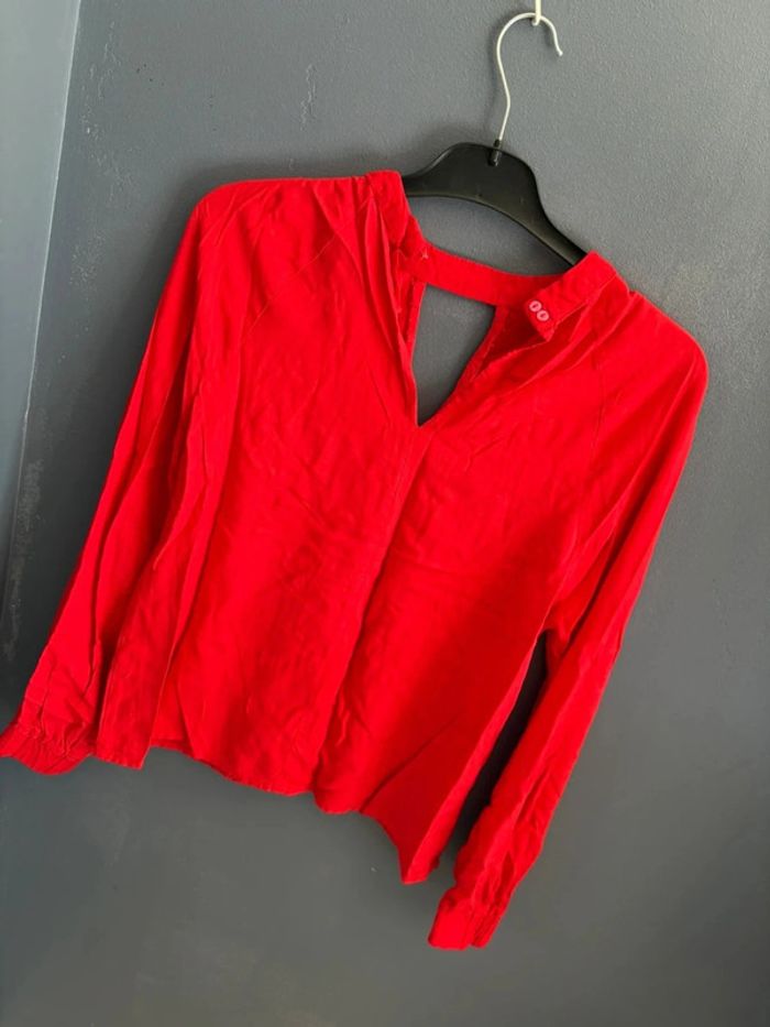 Blouse rouge au look sophistiqué. - photo numéro 7