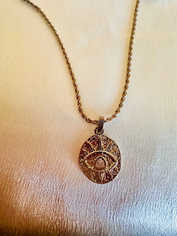 Collier œil mystique doré – médaillon gravé & perle naturelle