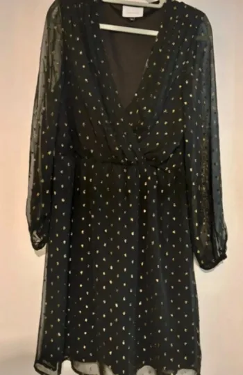 Robe noire élégante à détails dorés La City taille 38
