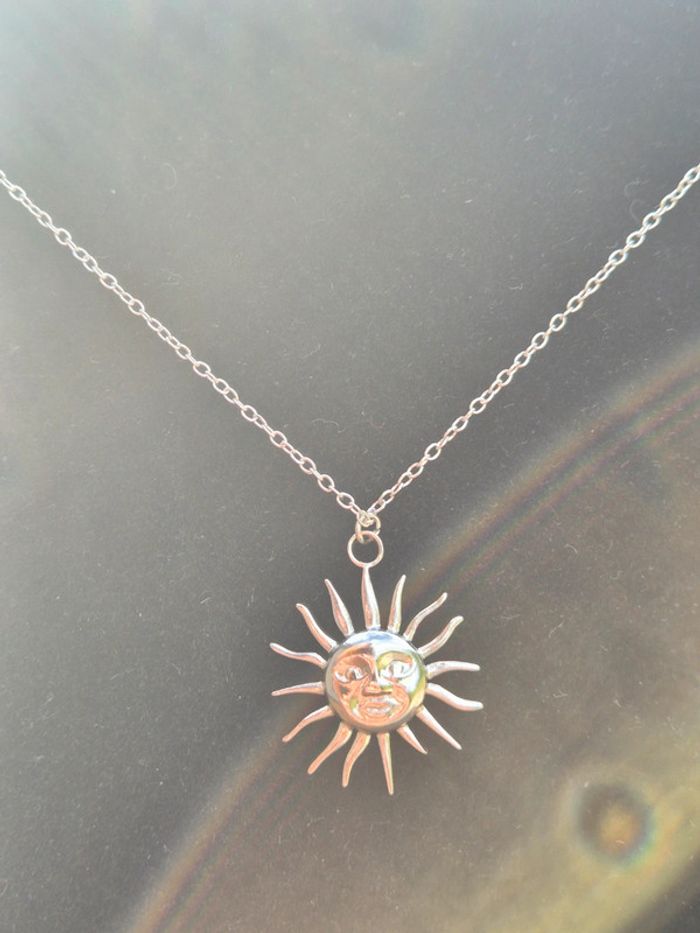 Jolie collier avec pendentif soleil - photo numéro 2
