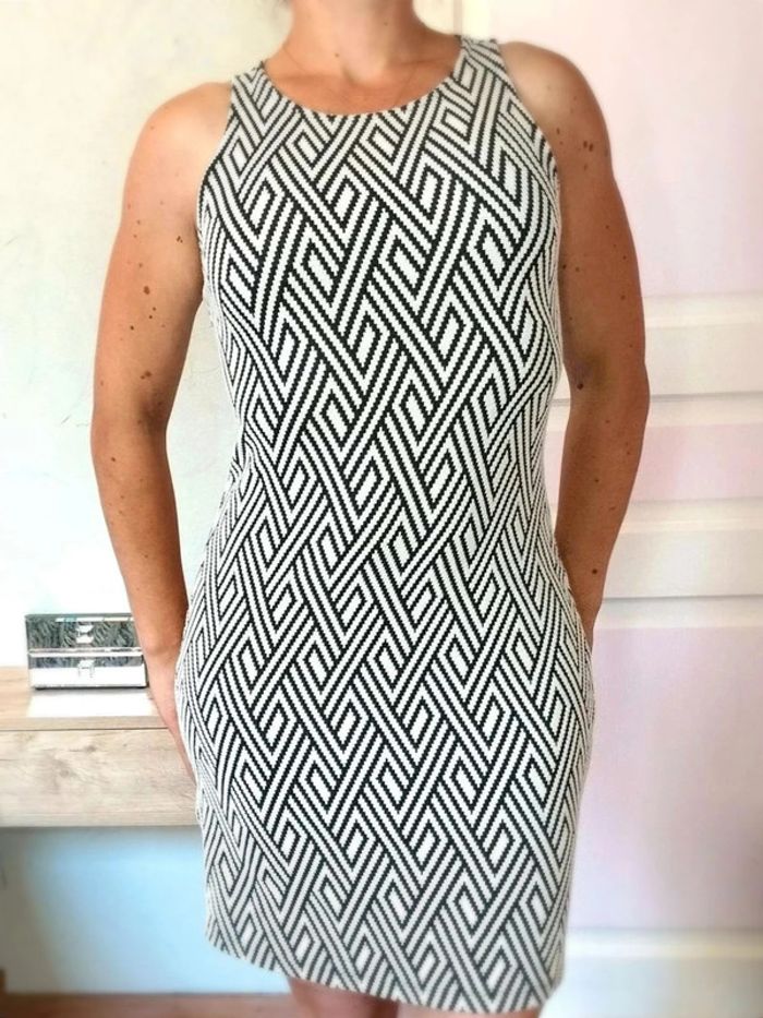 Robe  courte  moulante graphique  -  Noir écru - Mango - M- Parfait  état - photo numéro 2