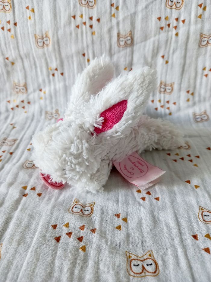 Doudou lapin Doudou et compagnie rose fraise framboise