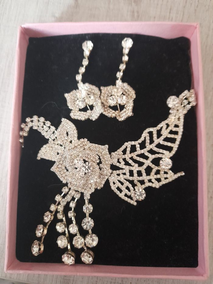 Parure collier et boucle d'oreille