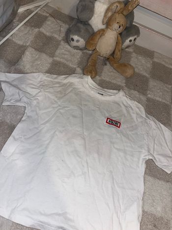 T-shirt blanc, avec des motifs sur le dos