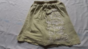 Jupe short jaune motif écriture blanche