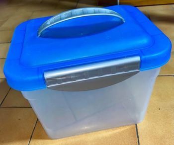 Boîte de rangement avec poignée