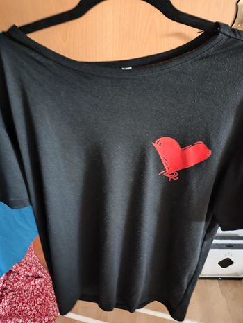 T-shirt noir avec coeur rouge M