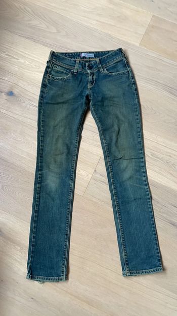 Jean Levi’s 28x32 slim fit