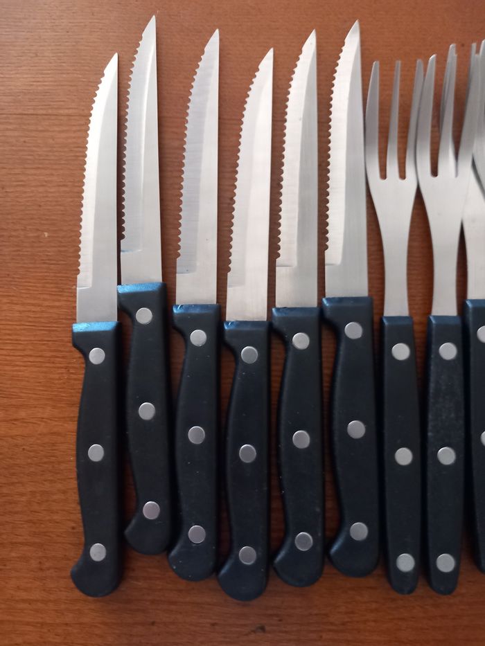 Lot 6 fourchettes avec 6 couteaux et aiguiseur - photo numéro 2