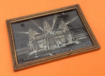 Art Déco  Petit tableau à suspendre  Fixé sous verre effet Nacr  Exposition Coloniale Paris 1931