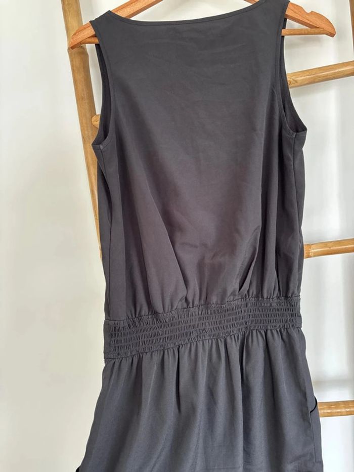 Robe noire sans manche avec noeud à la taille - photo numéro 5
