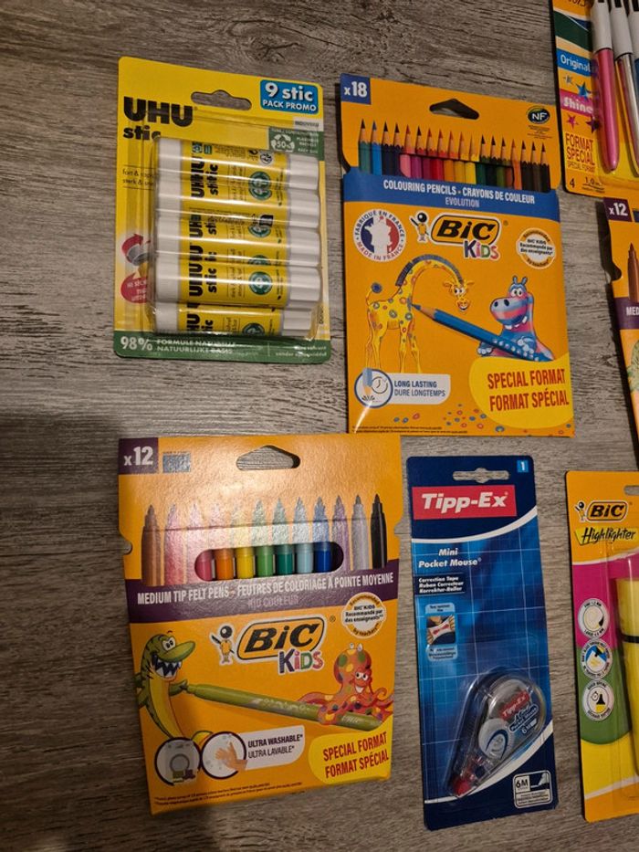 Lot fournitures scolaires cahiers 24x32 colle crayon couleur stylo bic feutre etc - photo numéro 5