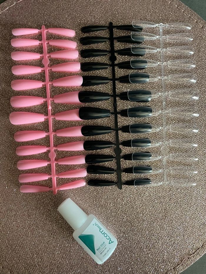 Plusieurs faux ongles multicolores + 1x colle