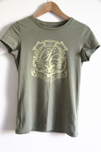 T-shirt American Eagle vert kaki clair avec grand blason imprimé sur le devant