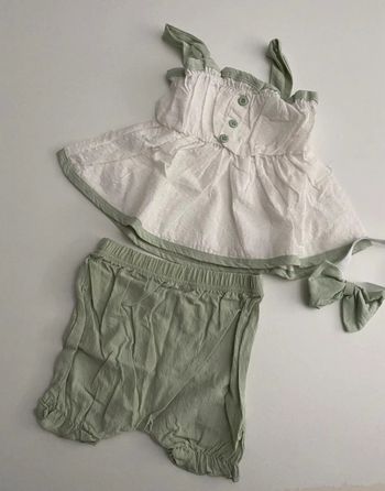 Très joli ensemble haut ample et short et bandeau petit noeud assorti