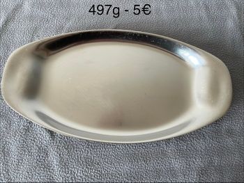 Plat de présentation ou de service pour la table en acier inoxydable.