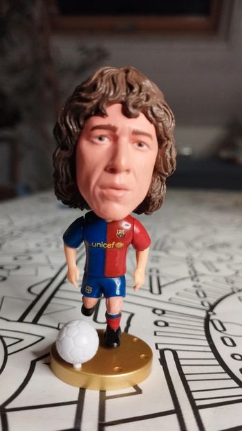 Petite figurine football neuve Carles Puyol FC Barcelone maillot unicef